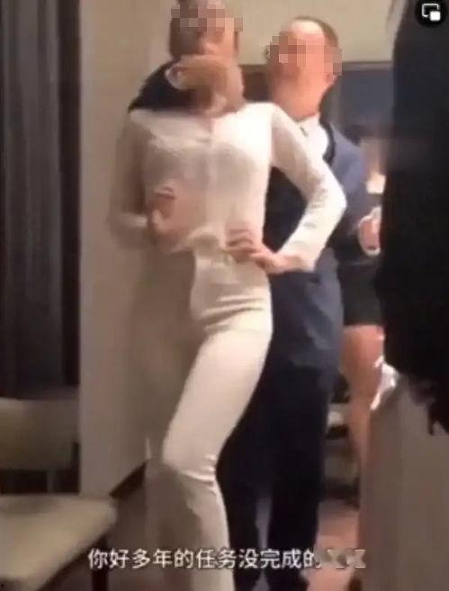 美女露乳头视频,美女意外露乳头的瞬间