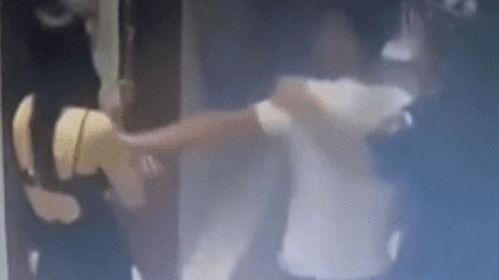 男人摸女人胸视频,男子偷拍女性胸部视频引发社会热议