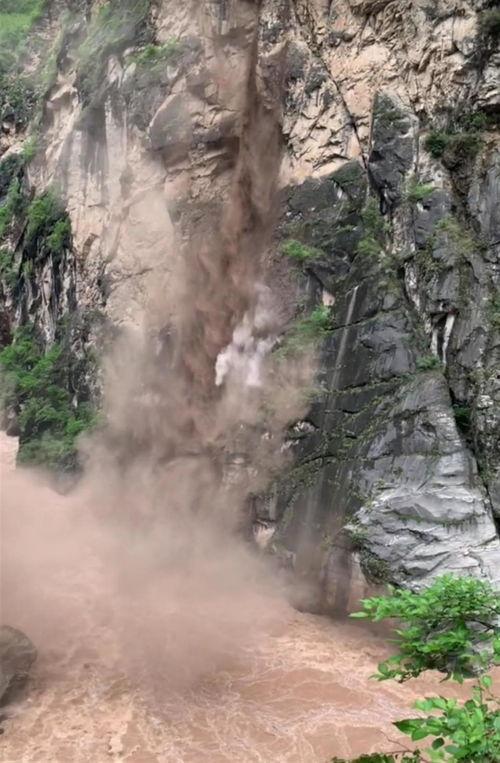 山体滑坡视频,惊心动魄！山体滑坡现场直击