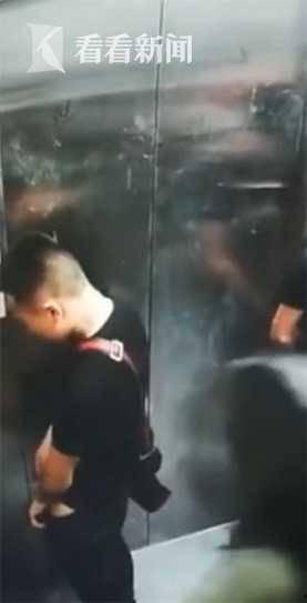 女生小便视频,真实生活场景大公开