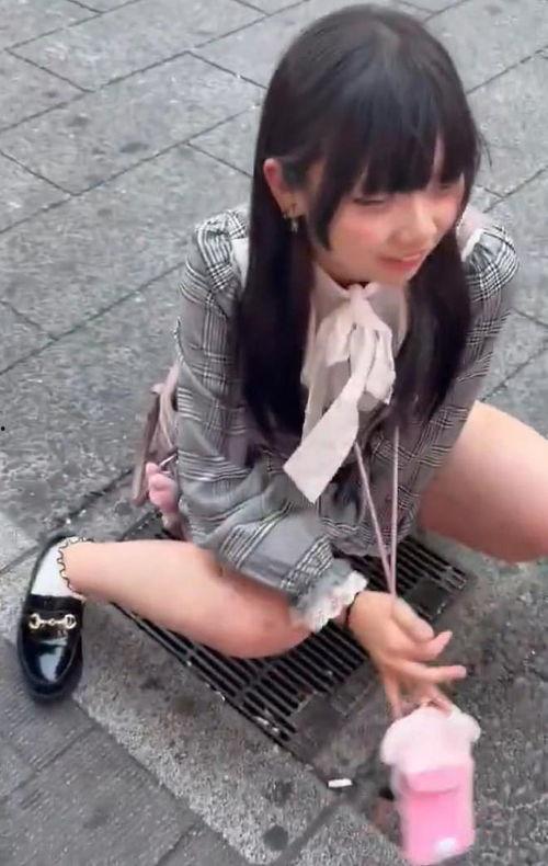 女生小便视频,真实生活场景大公开